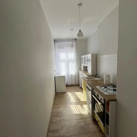 Sunny & Spacious Apartment, דירה